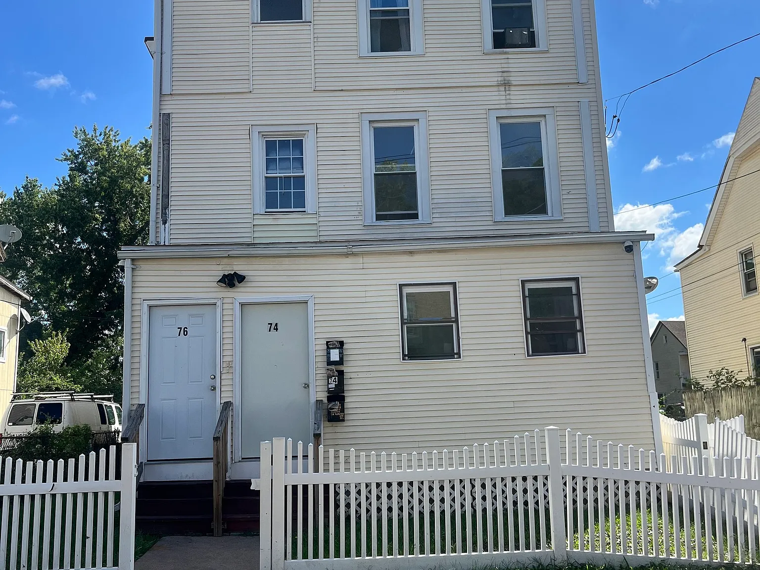 3 bed, 1.0 bath, 1223 sqft, $1,850 — Photo 1