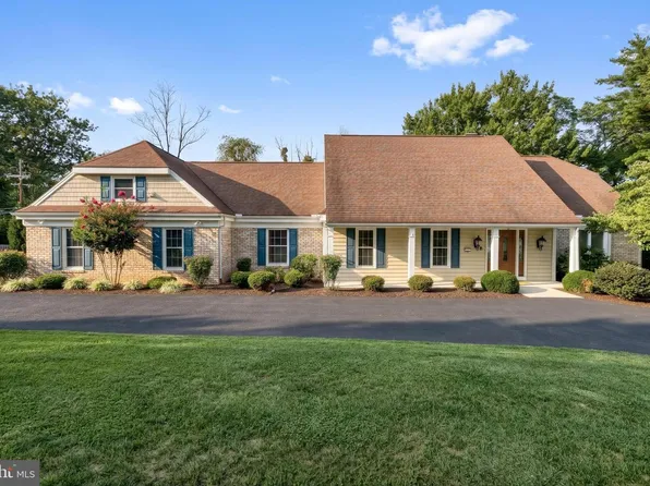 1 W Lawn Cir, Wormleysburg, PA 17043