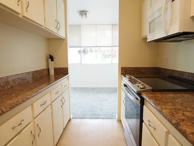 32 Andrew Dr #124 — Photo 9