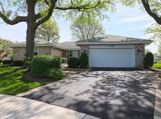 709 Kingsbury Ct, Arlington Heights, IL 60004
