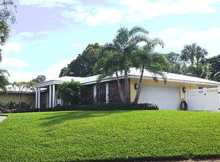 9 Indialucie Pkwy, Sewalls Point, FL 34996