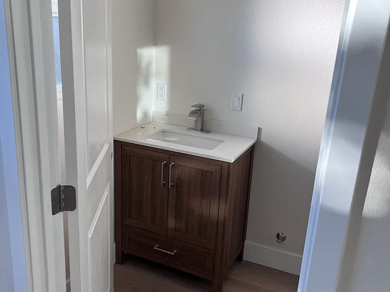 1327 Spazier Ave — Photo 10