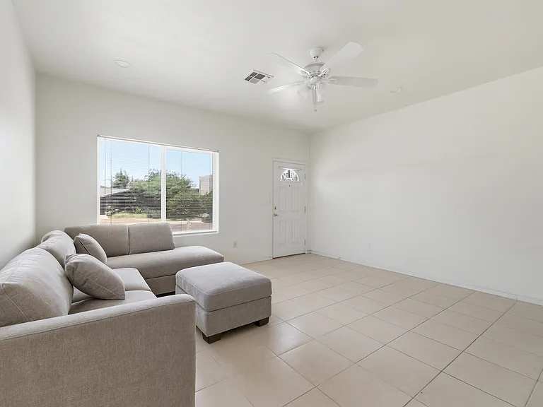 512 W Brown St — Photo 28
