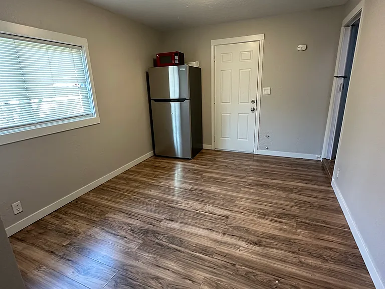 515 S Fellows St #B — Photo 4
