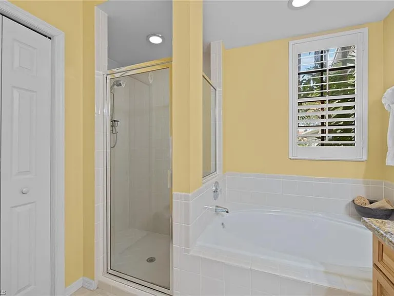 27190 Oakwood Lake Dr #102 — Photo 20