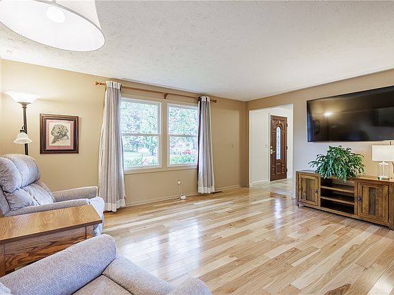5th image of 123 Woodsong Ln
