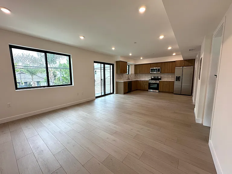 941 N Martel Ave #102 — Photo 23