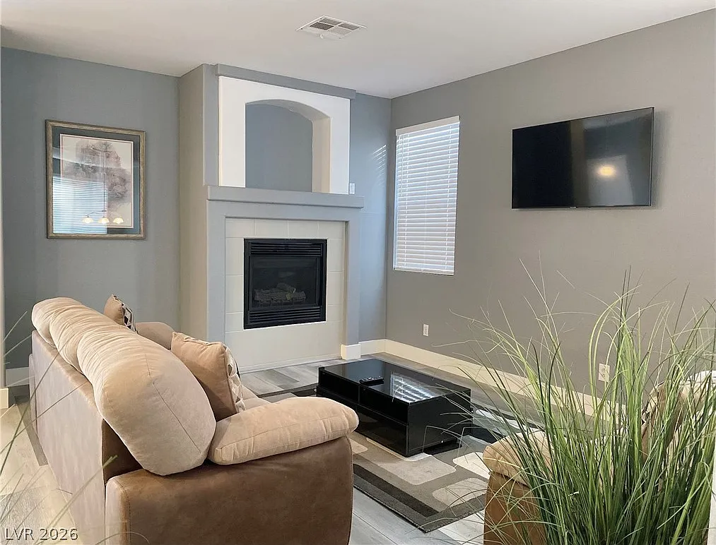 4 bed, 3.0 bath, 2366 sqft, $2,800 — Photo 3