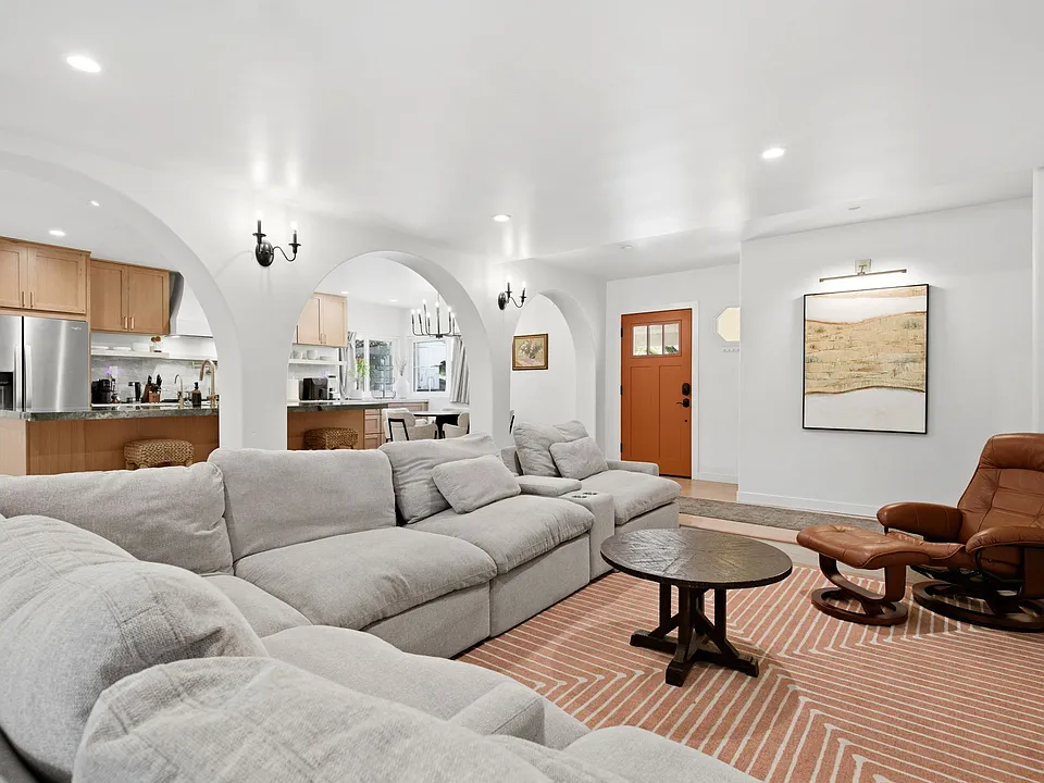610 E Elm St