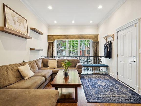 2nd image of 1518 N Hudson Ave APT 1