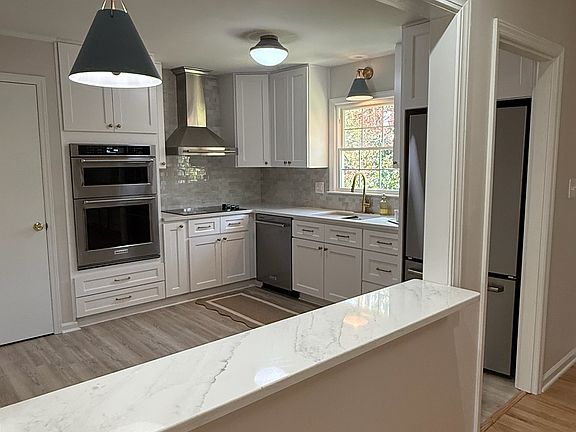 Kitchen and Breakfast Bar