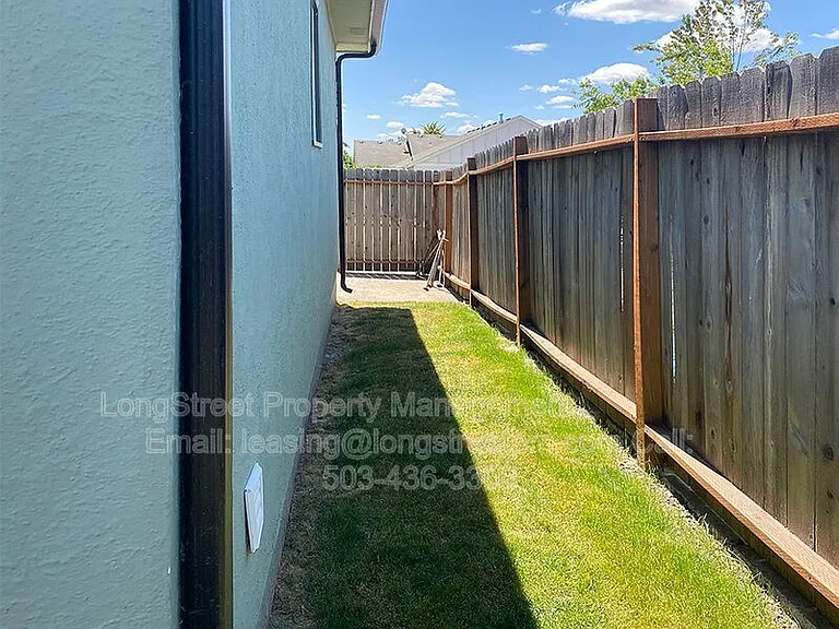 184 Gwinn St W — Photo 16