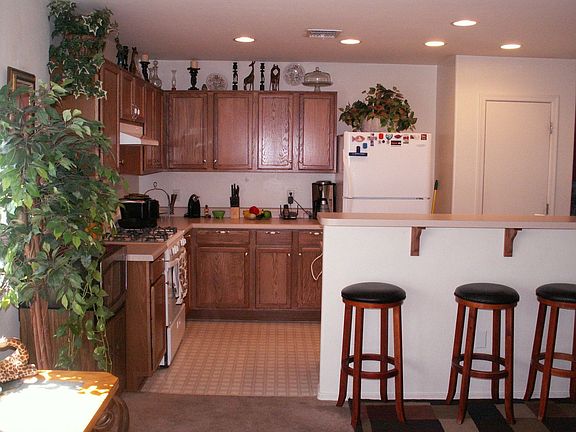 KITCHEN & BKFST BAR