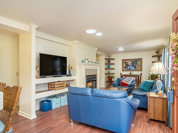 4th image of 302 Stonewall Estates Dr