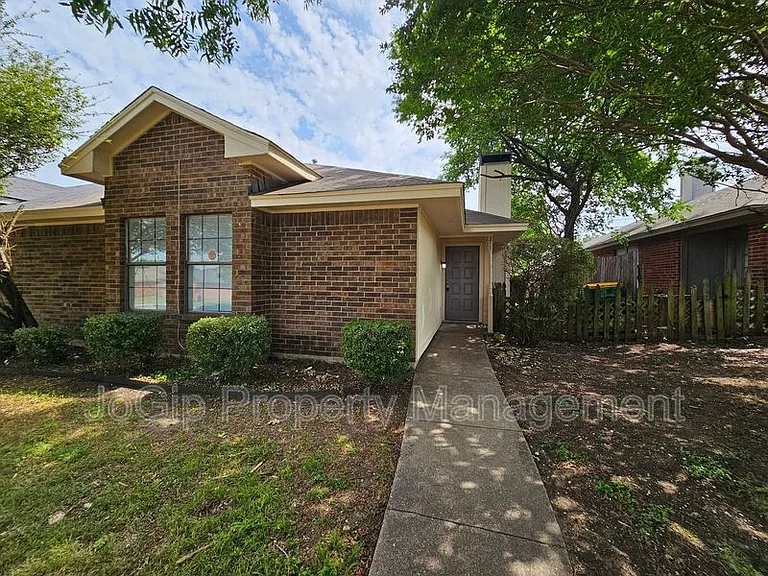 311 Bryant Ln — Photo 1