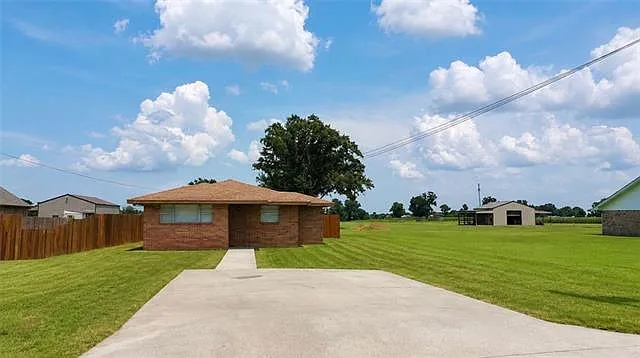 3 bed, 2.0 bath, 1700 sqft, $1,700 — Photo 2