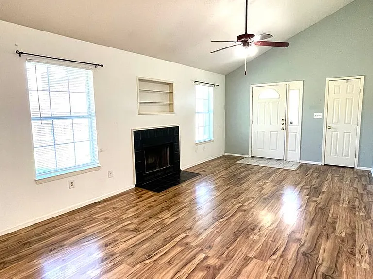 197 Southway Dr #B — Photo 2