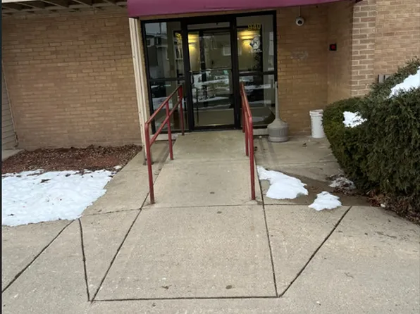 940 S Beau Dr #110, Des Plaines, IL 60016