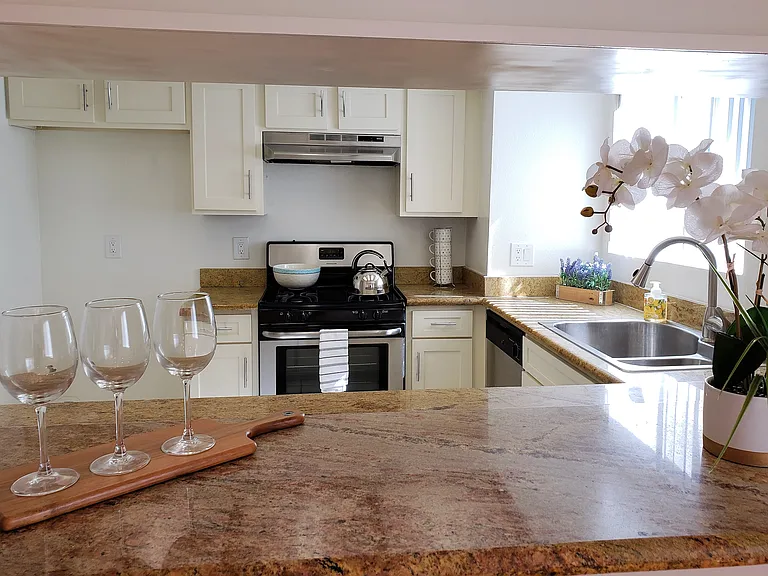 1141 N Columbus Ave — Photo 5