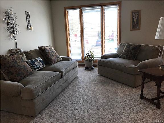 5th image of 49 Deborah Ln