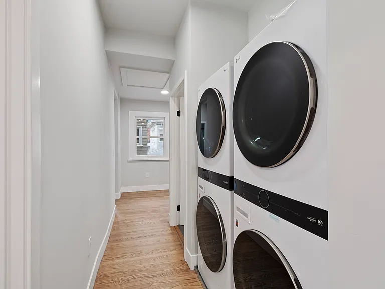 1022 G St #20 — Photo 15