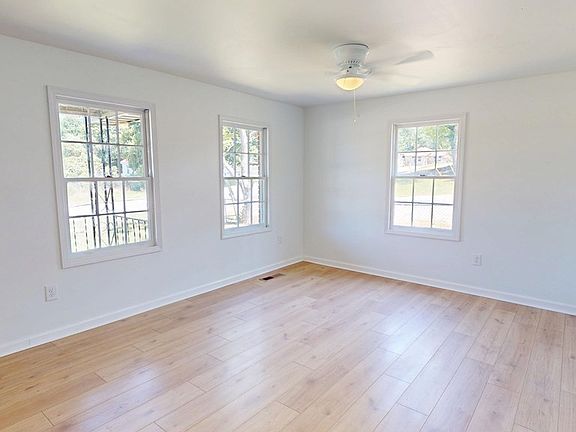 2nd image of 180 Wells St