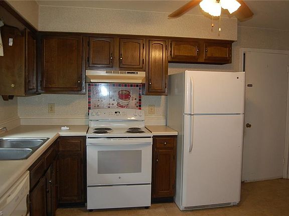 5th image of 112 Village Ln