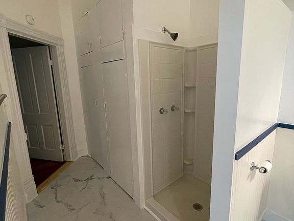 5th image of 121 Jackson St