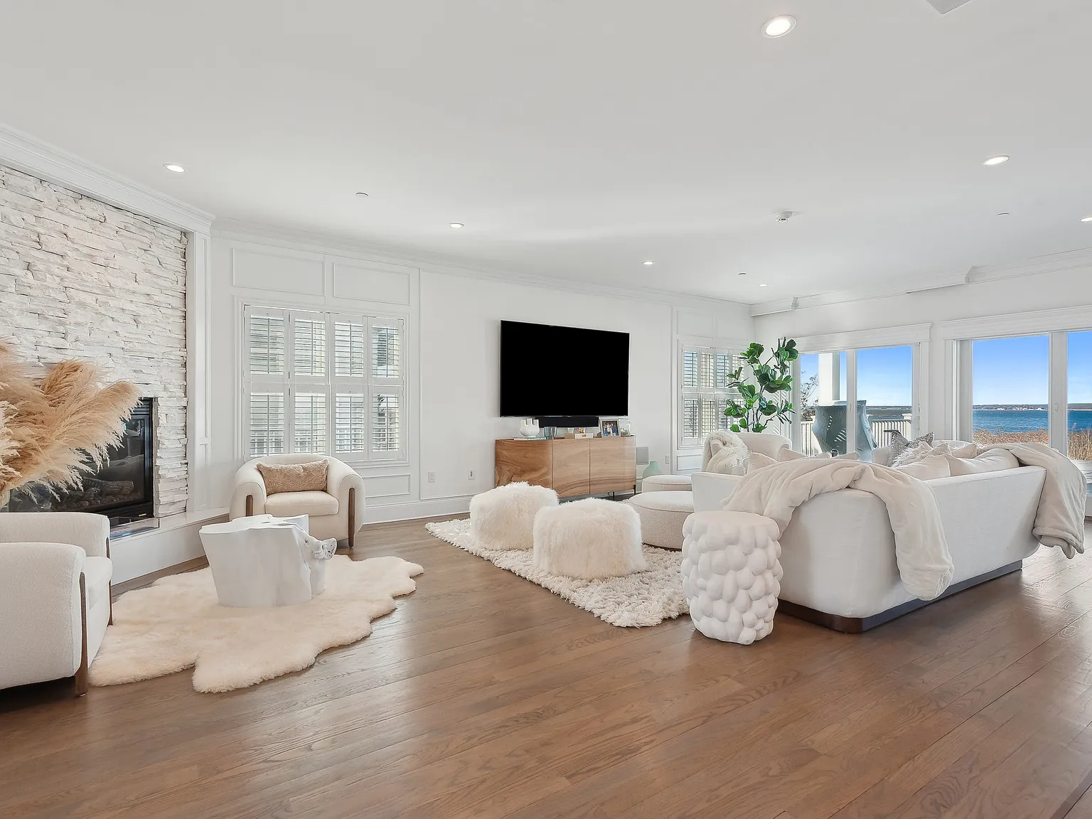 Pristine Bayfront in Westhampton Dunes — Photo 2