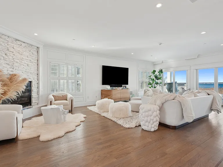 842 Dune Rd — Photo 2