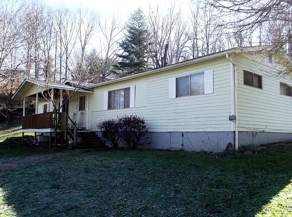 3rd image of 90 Surrey Dr
