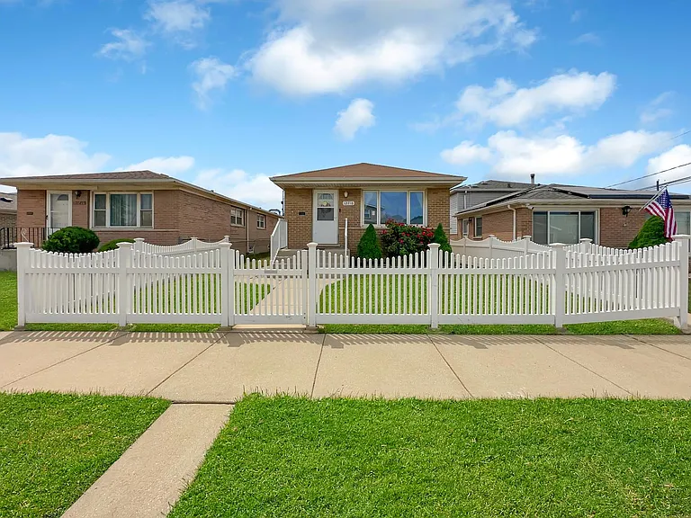 12716 S Saginaw Ave — Photo 2