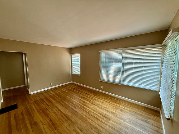 Bright ivingroom with natural light.