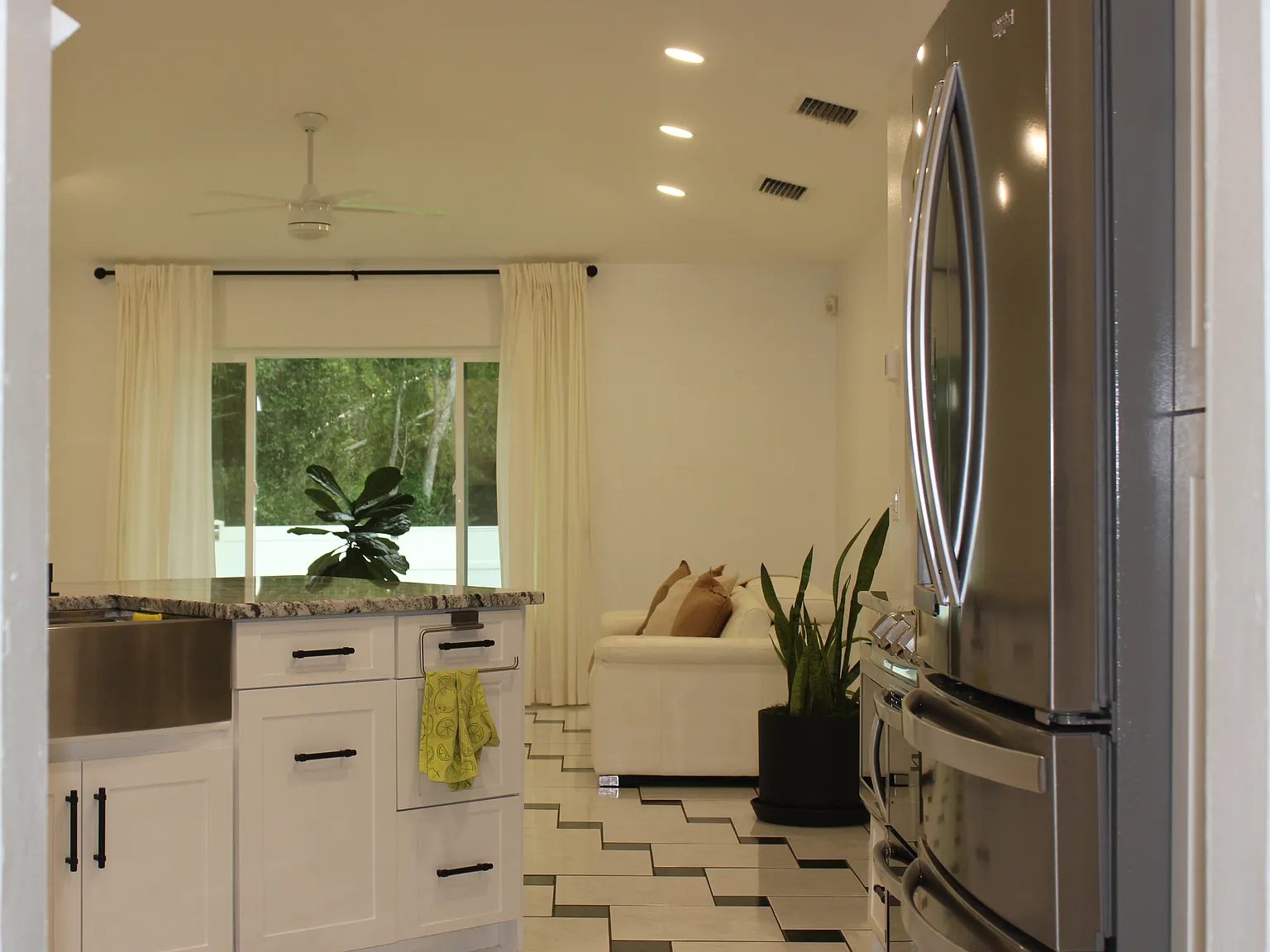 4 bed, 2340 sqft, $3,200 — Photo 3
