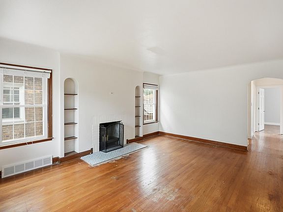 4th image of 1442 Warwick Ave