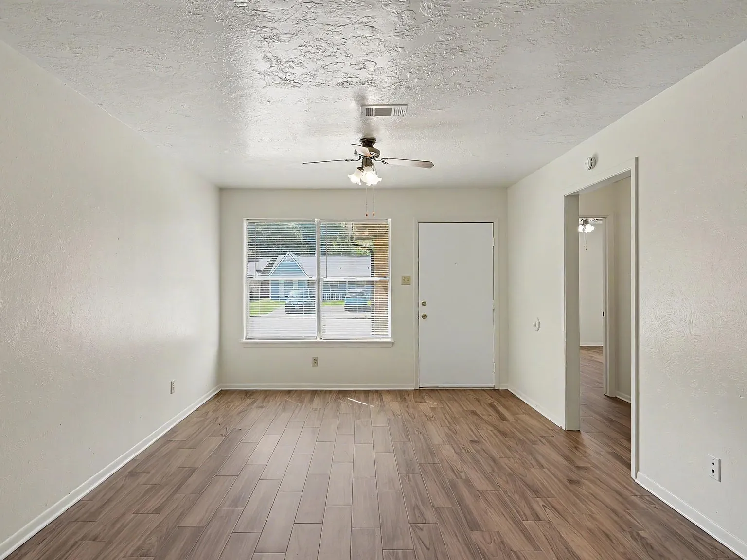 2 bed, 2.0 bath, 1002 sqft, $1,200 — Photo 4