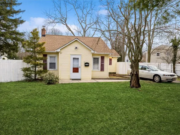 1751 Straight Path, Wheatley Heights, NY 11798