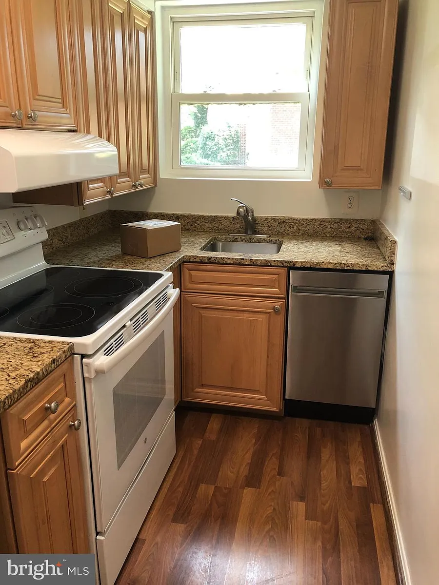 Building Photo - 3049 Patrick Henry Dr #201