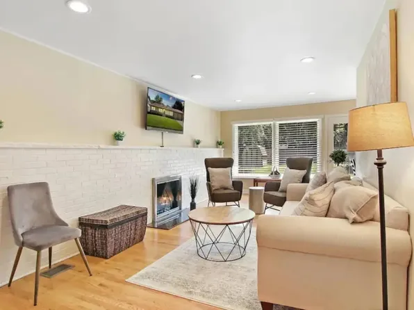 125 E Sunnyside Ave, Libertyville, IL 60048