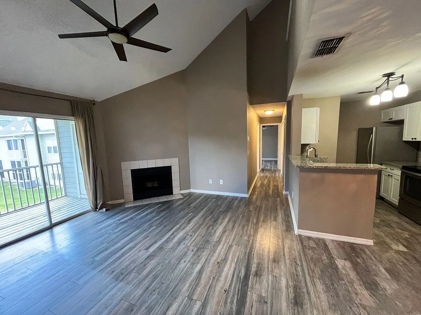 2 bed, 1.0 bath, 1342 sqft, $1,550 — Photo 2