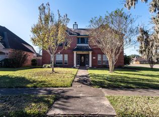 221 Rosemary Ln, Lake Jackson, TX 77566