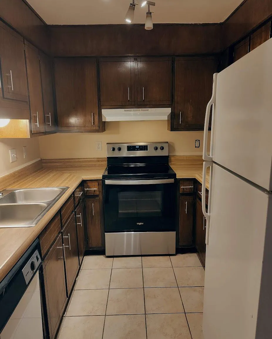 2 bed, 1.5 bath, 1100 sqft, $1,445 — Photo 3