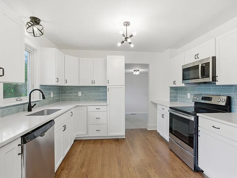 8806 Marty St — Photo 10