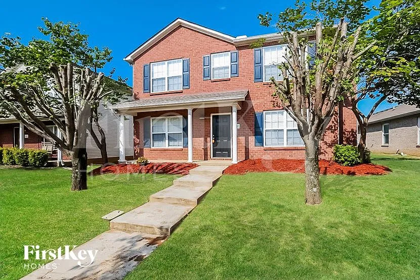 4 bed, 2.5 bath, 2456 sqft, $2,770 — Photo 2