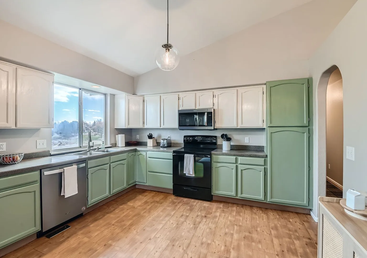 Stunning 4 BDR Fully Furnished Home in Broomfield — Photo 2