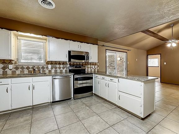 2nd image of 809 Oakwood Dr