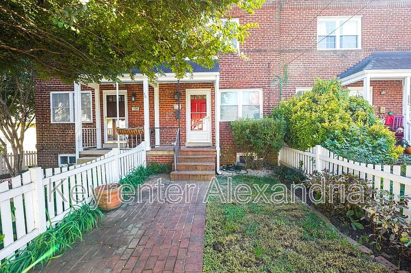 2 bed, 1.0 bath, 1050 sqft, $2,850 — Photo 2