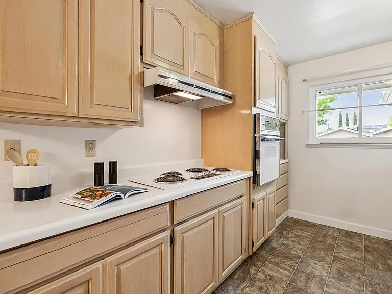 1563 Heron Ave — Photo 6