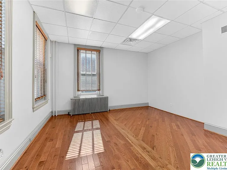 401 W Broad St — Photo 5