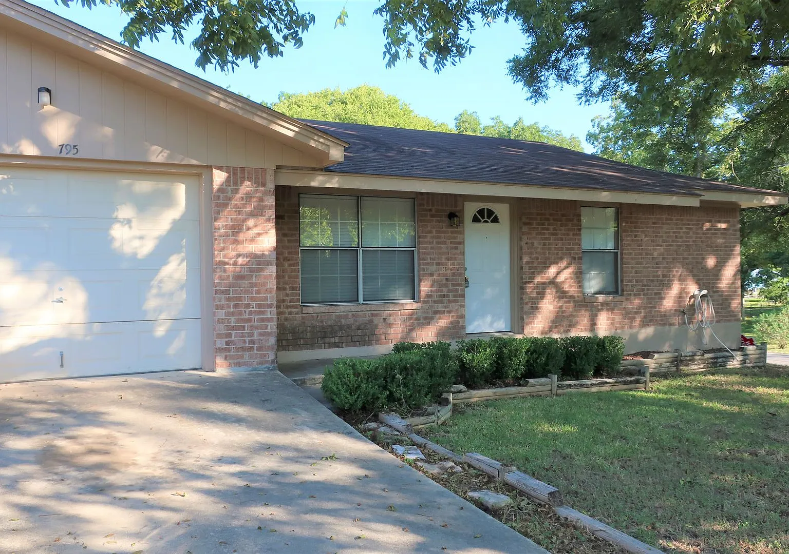 Walk to Torrey Park, and Live Minutes from Historic Gruene! 2/1/1 Duplex on a Corner Lot with Ref... — Photo 2
